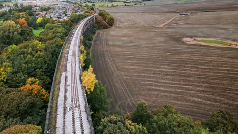 Imágenes-De-Drones-De-La-Excepcional-Estación-De-Tren-Y-Viaducto-De-Penestone-Cerca-De-Barnsley,-Yorkshire-Del-Sur