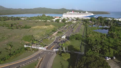 Straße-Zum-Touristischen-Hafen-Amber-Cove-Mit-Kreuzfahrtschiff-Im-Hintergrund,-Puerto-Plata-In-Der-Dominikanischen-Republik