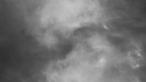 4k-Fliegt-Durch-Blitze-In-Kolumbuswolken-Am-Dunklen-Himmel