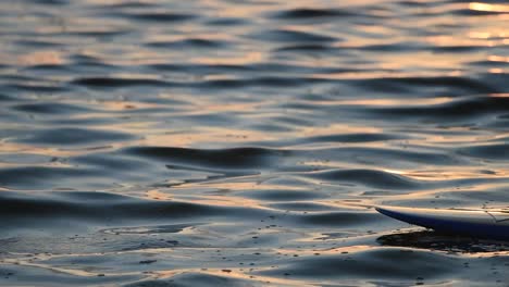 Sonnenaufgang-Reflexion-über-Wasser-Nahaufnahme-Auf-Kräuselungen-Des-Golfs-Von-Mexiko-Auf-Einem-Sommertag-Hintergrund