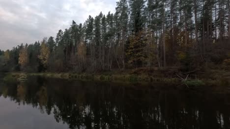 Nelku-Red-Sandstone-Cliffs-at-the-River-Salaca-in-Skanaiskalns-Nature-Park-in-Mazsalaca-in-Latvia,-Autumn-Time