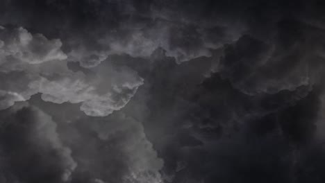 Nubes-Oscuras-De-4k-En-El-Cielo-Oscuro-Con-Relámpagos-Múltiples