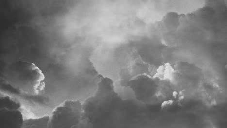 4k-Ansicht-Von-Dunklen-Und-Sich-Bewegenden-Cumulonimbus-Wolken