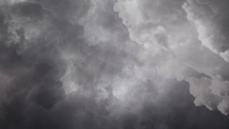 Gewitter,-Blitzeinschlag-In-Den-Dunklen-Wolken