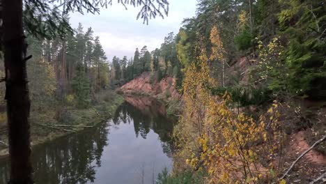 Nelku-Rote-Sandsteinfelsen-Am-Fluss-Salaca-Im-Naturpark-Skanaiskalns-In-Mazsalaca-In-Lettland,-Herbstzeit