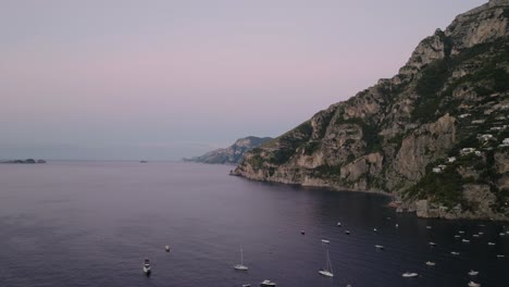 Vista-Tranquila-De-Los-Barcos-Recreativos-En-La-Costa-De-Amalfi-Cerca-Del-Pueblo-De-Positano-En-El-Sur-De-Italia