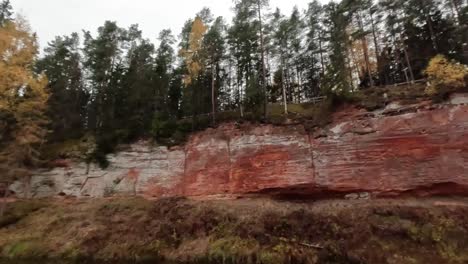 Die-Echoklippen,-Roter-Sandstein-Skanaiskalns-Klippen-Am-Fluss-Salaca-Im-Naturpark-Skanaiskalns-Mazsalaca,-Lettland,-Herbstzeit