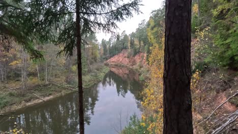 Nelku-Red-Sandstone-Cliffs-at-the-River-Salaca-in-Skanaiskalns-Nature-Park-in-Mazsalaca-in-Latvia,-Autumn-Time