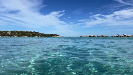 Niedrigen-Winkel-Meerwasseroberfläche-Aus-Sicht-Des-Schönen-Strandes-Von-Santa-Giulia-Auf-Der-Insel-Korsika,-Frankreich
