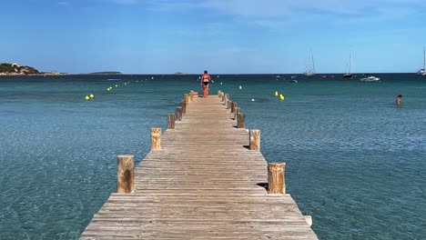 Popular-Santa-Giulia-beach-wooden-pier-in-Corsica-island,-France