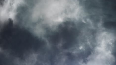 4K-Ansicht-Von-Gewittern,-Die-über-Den-Dunklen-Himmel-Ziehen