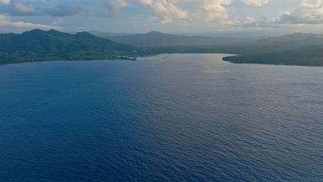 Luft-Nach-Vorne-über-Ruhiges-Und-Blaues-Wasser-Der-Bucht-Von-Maimon-Bei-Sonnenuntergang,-Puerto-Plata-In-Der-Dominikanischen-Republik