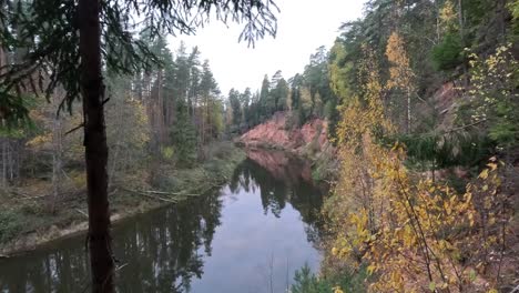 Acantilados-De-Arenisca-Roja-Nelku-En-El-Río-Salaca-En-El-Parque-Natural-Skanaiskalns-En-Mazsalaca-En-Letonia,-Tiempo-De-Otoño