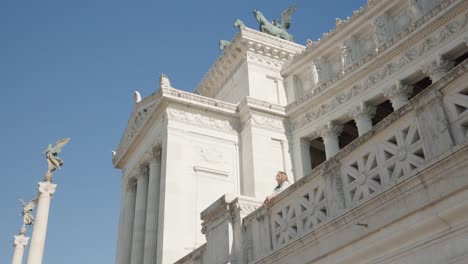 Mujer-Turista-En-El-Altar-Del-Monumento-Conmemorativo-De-La-Patria-En-Piazza-Venezia,-Roma-Italia