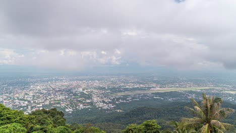 Amplio-Lapso-De-Tiempo-De-Panorama-Abierto-Sobre-La-Ciudad-De-Chiang-Mai-Con-Nubes-En-Movimiento-Rápido