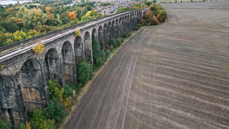 Imágenes-De-Drones-De-La-Maravillosa-Estación-De-Tren-Y-Viaducto-De-Penestone-Cerca-De-Barnsley,-Yorkshire-Del-Sur