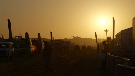 Dakar-rallye-hauptlager-straßenaktivität-Bei-Sonnenaufgang