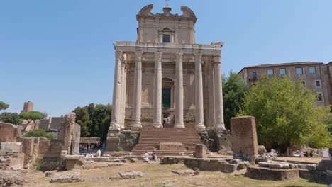 Visitors-and-tourists-at-the-Antoninus-and-Faustina-Temple,-The-Roman-Forum,-Rome,-Italy
