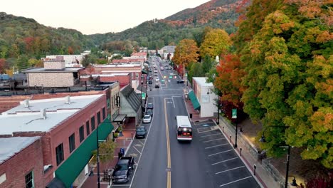 Aerial-Pullout-Boone-NC,-North-Carolina-Mit-Herbstfarben