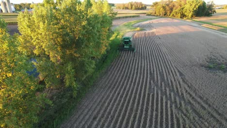 Ein-Bauer-Erntet-Sojabohnen-Im-Nordosten-Von-Wisconsin