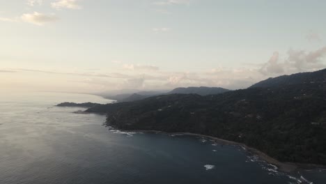 Die-Küste-Von-Costa-Rica-Bei-Sonnenuntergang-Mit-Wolken-Und-Draufsicht-Auf-Den-Dschungel-Und-Das-Meer