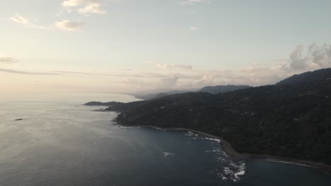 Die-Küste-Von-Costa-Rica-Bei-Sonnenuntergang-Mit-Weitem-Blick-Auf-Das-Meer-Und-Den-Dschungel
