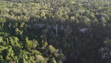 Salto-Arrechea-waterfall-in-rainforest-at-border-between-Argentina-and-Brazil,-Iguazu-falls-National-Park