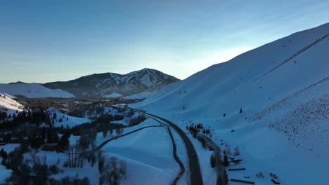 Malerischer-Blick-Auf-Eine-Straße-Durch-Schneeberge-In-Der-Nähe-Des-Sun-Valley-Ski-Resort,-Idaho