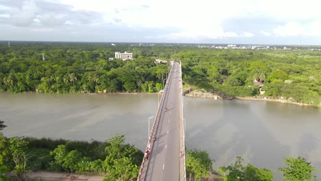 El-Puente-Sobre-El-Río-Conectaba-Dos-Distritos-De-Aldeas-Rurales-Con-Bosques-En-Bangladesh