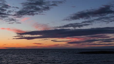 Zeitraffer-Eines-Feuerroten-Sonnenuntergangs-über-Dem-Lake-Superior