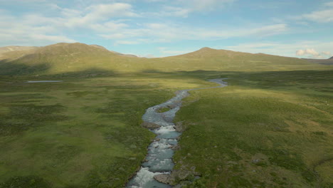 Fließender-Fluss-Durch-Tallandschaft-In-Jotunheimen,-Norwegen