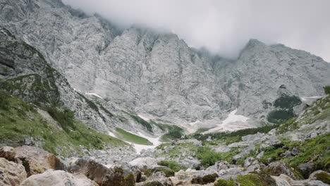 Montañas-Altas,-Nubes-Que-Cruzan-Los-Picos,-Excursionistas-Que-Caminan-En-La-Distancia