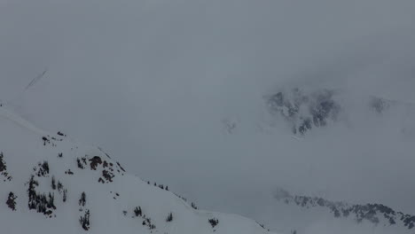 Zeitraffer-Von-Wolken,-Die-Um-Schneebedeckte-Berggipfel-Wirbeln