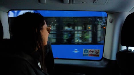 Eine-Frau,-Die-Durch-Ein-Taxifenster-In-Krakau,-Polen,-Auf-Die-Straßenbahn-Schaut