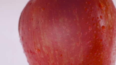 Nahaufnahme-Eines-Roten-Apfels-Mit-Wassertropfen-Darauf