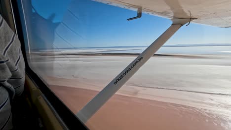 Blick-Von-Innen-Flugzeuge,-Die-Tief-über-Dem-See-Von-Einem-Der-Weißesten-Salzseen-Australiens-Fliegen---POV-Aufnahme