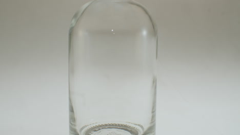 Nahaufnahme-Von-Apfelsaft-In-Eine-Glasflasche-Gießen