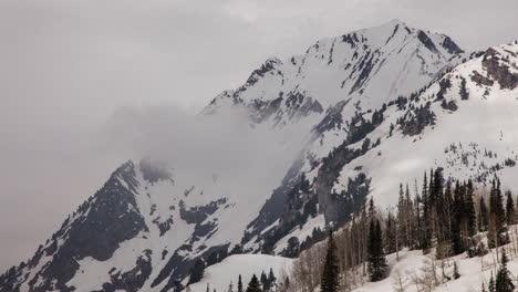 Zeitraffer-Von-Wolken,-Die-Sich-Um-Die-Berggipfel-Von-Utah-Bewegen