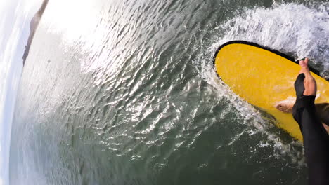 Surfer,-Der-Kreuzschritt-Auf-Kleiner-Welle-übt-Und-In-Meerwasser-Fällt,-Pov-Vertikal