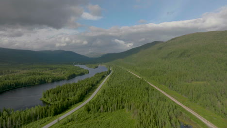 Largo-Camino-A-Través-Del-Bosque-De-Abetos-En-La-Autopista-E6-A-Lo-Largo-Del-Río-Namsen-En-Namsskogan,-Noruega