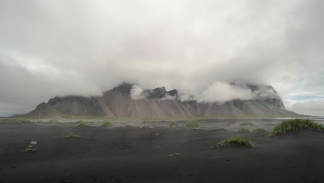 Zeitraffer-Von-Wolken-Und-Nebelbildung-Gegen-Die-Berge-Von-Stokksnes-In-Island-In-4k