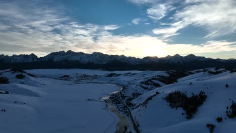 Dramatischer-Blick-Auf-Die-Schneebedeckten-Berge-Vor-Sonnenuntergang-Im-Sun-Valley,-Central-Idaho