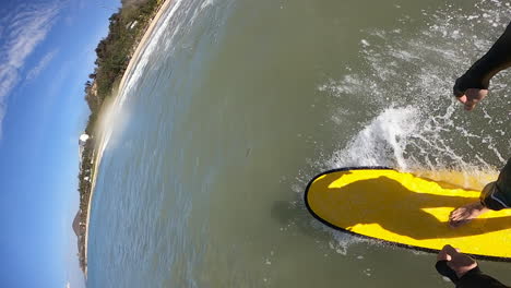 Surfista-Surfeando-En-Longboard-Amarillo-En-Playa-Tropical-En-Vietnam,-Cámara-Lenta-Vertical-Pov