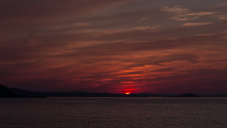 Time-lapse-of-wildfire-smoke-obscurring-the-sunset-over-the-shore-of-Lake-Superior