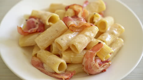 Hausgemachte-Spaghetti-Rigatoni-Nudeln-Mit-Weißer-Soße-Und-Speck---Italienische-Küche