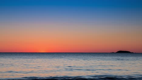 Time-lapse-of-the-sunrise-next-to-an-island-in-Lake-Superior