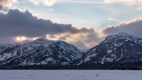 Zeitraffer-Von-Wolken,-Die-Sich-Bei-Sonnenuntergang-über-Berge-Im-Westlichen-Wyoming-Bewegen