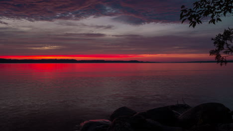 Zeitraffer-Eines-Feuerroten-Sonnenuntergangs-über-Einem-See