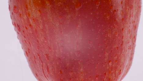 Nahaufnahme-Eines-Roten-Apfels-Mit-Wassertropfen-Darauf