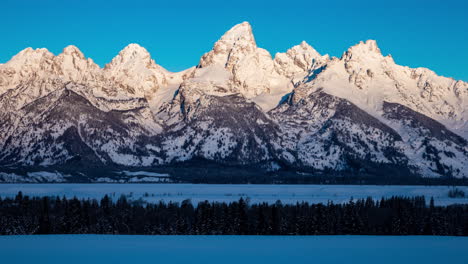 Time-lapse-of-sunrise-light-working-down-the-mountain-faces-in-Grand-Teton-National-Park